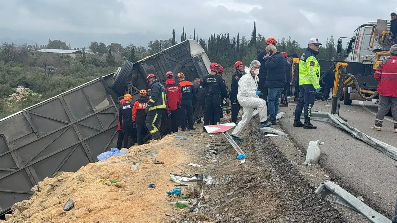 Antalya’da Yolcu Otobüsü Faciası: 10 Ölü, 24 Yaralı 13